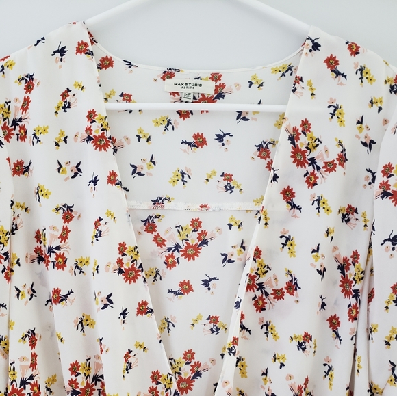 Max Studio, flutter sleeve, deep V neck, size MP - Picture 2 of 5